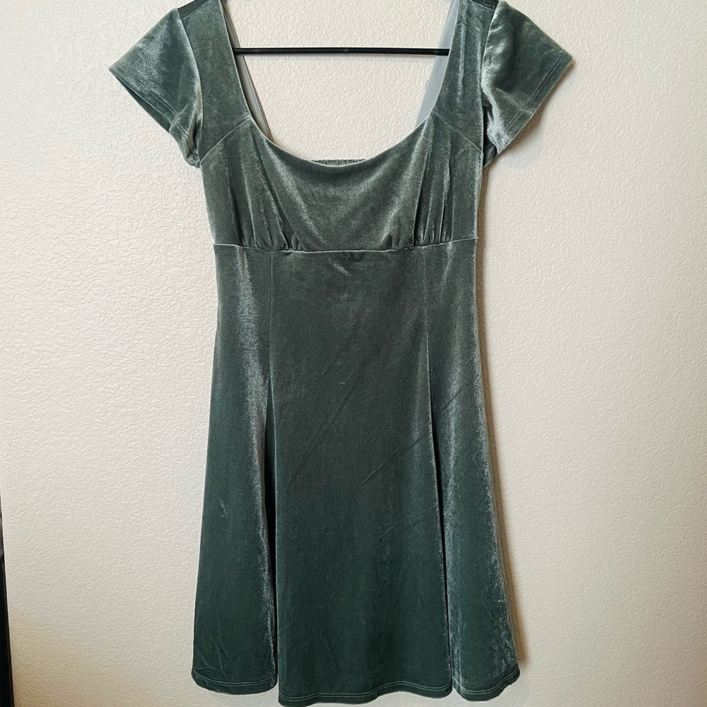 Adorable light green velvet dress - Picture 4 of 5